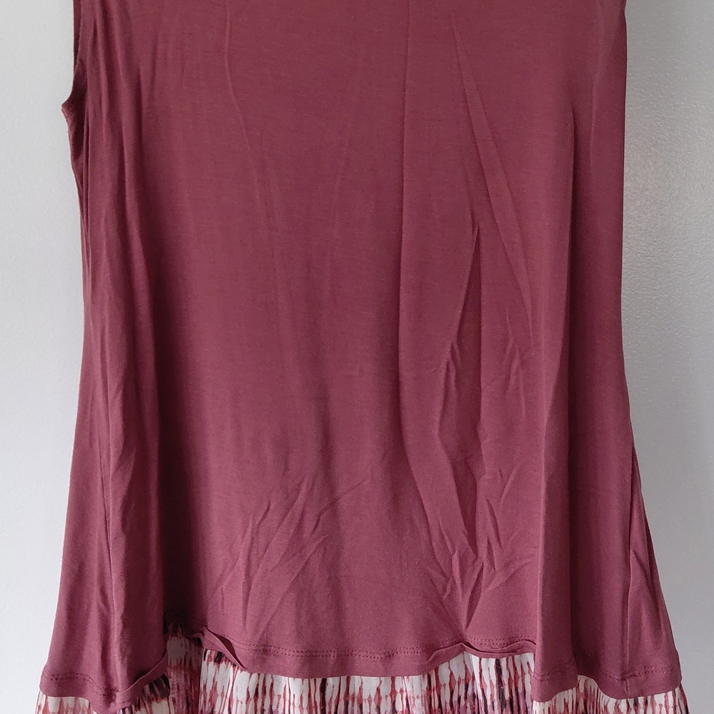 Sleeveless Mauve Top with Patterned Hem